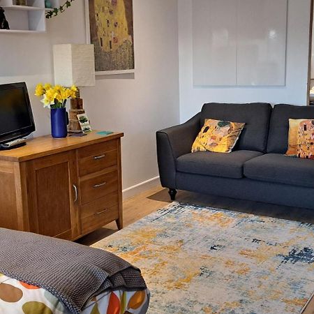 Modern Studio Apartment With Outstanding Views, Sleeps 2 Newlyn Ngoại thất bức ảnh